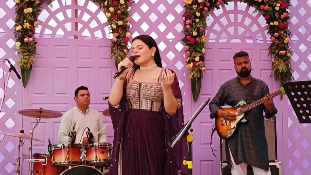 Sheena live performance