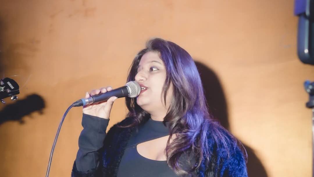Rhythmic shiney live performance
